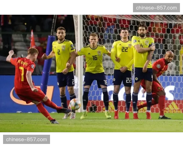 战术板：苏格兰如何利用精准的踢球战术瓦解了法国队的防守