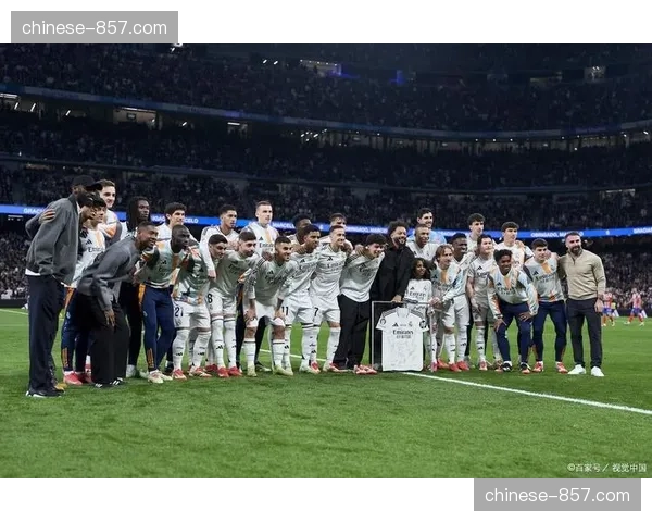 “我们像一个家庭”:通讯记录皇家马德里更衣室在欧冠晋级后的庆祝时刻 “我们像一个家庭”:通讯记录皇家马德里更衣室在欧冠晋级后的庆祝时刻
