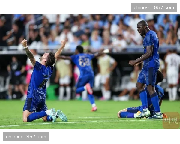 特写：得知儿子在比赛中进球，看台上的哈兰德父亲激动落泪