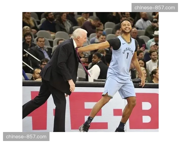 爵士147-101大胜灰熊，马尔卡宁克拉克森合取62分